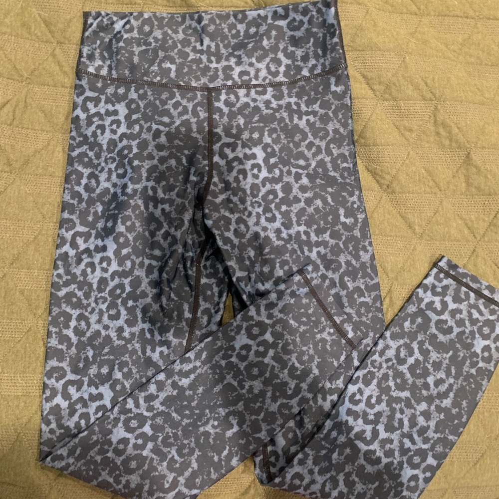 Zyia Stone Leopard Scrunchy Butt 7/8 leggings- 4